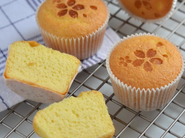 用2個雞蛋1杯面粉就能烤出好吃的蛋糕，早餐零食都有了